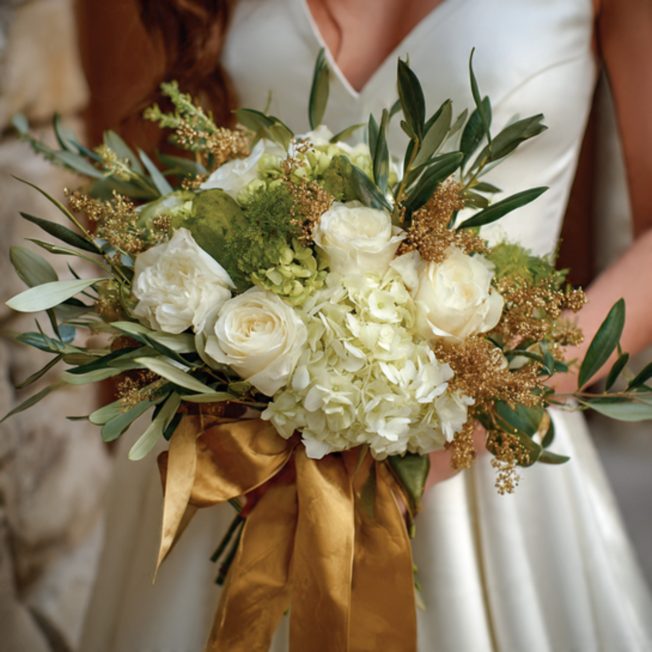 25 Green Gold Wedding Ideas for a Luxurious and Natural Celebration 11 Bridal Bouquet for a Green Gold Wedding