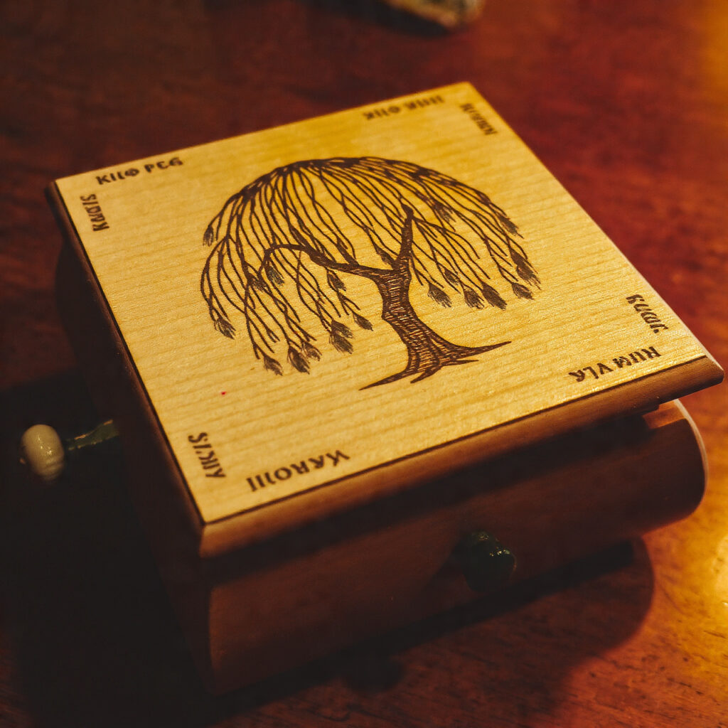beautiful wooden music box with willow design 2
