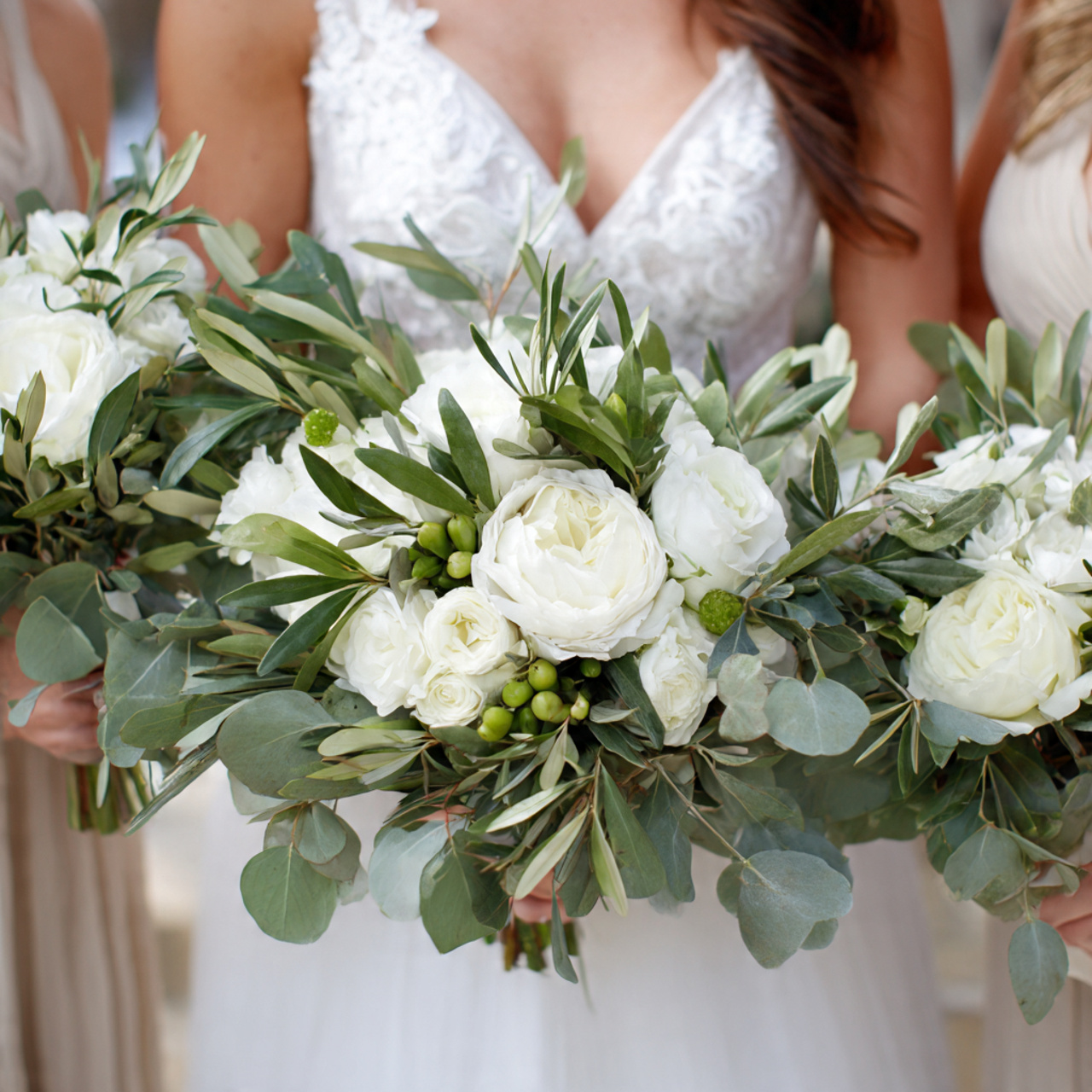 How to Choose Wedding Flowers: 20 Ideas for Selecting the Perfect Blooms 5 Balancing Fresh Flowers and Greenery